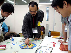 画像ギャラリー No.013のサムネイル画像 / デジタルゲーム開発者を対象に,ボードゲームのデザインを考えるワークショップ開催。講師は“あの”鈴木銀一郎氏