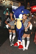 画像ギャラリー No.005のサムネイル画像 / ゲームショウの締めはやっぱりこれ。E3 2011，来場者を笑顔で迎えた美女コンパニオン達の写真をちょこっと掲載