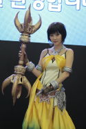 画像ギャラリー No.044のサムネイル画像 / ［G-Star 2011］恒例のコンパニオン写真集を掲載。過去最大規模となったG-Starの見どころはオンラインゲームだけじゃない？