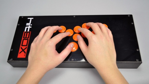 画像ギャラリー No.014のサムネイル画像 / 格闘ゲーム用“レバーレス”コントローラ「Hit Box」レビュー。「理論最速」を夢見るキワモノの実用性や如何に