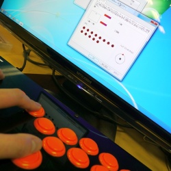 画像ギャラリー No.028のサムネイル画像 / 格闘ゲーム用“レバーレス”コントローラ「Hit Box」レビュー。「理論最速」を夢見るキワモノの実用性や如何に