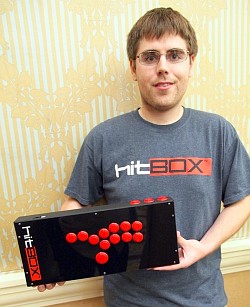 画像ギャラリー No.002のサムネイル画像 / ［EVO2012］格闘ゲーム用“レバーレス”コントローラ「Hit Box」の開発者，Dustin Huffer氏にミニインタビュー