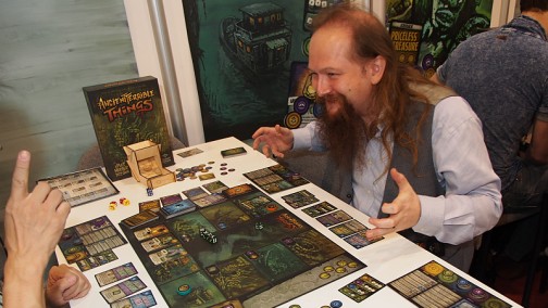 画像ギャラリー No.001のサムネイル画像 / ［SPIEL’14］南アフリカ発の小粋なダイスゲーム「Ancient Terrible Things」を紹介。「インディ・ジョーンズ」ライクな“パルプアドベンチャー”ゲーム