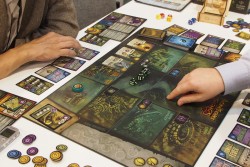 画像ギャラリー No.002のサムネイル画像 / ［SPIEL’14］南アフリカ発の小粋なダイスゲーム「Ancient Terrible Things」を紹介。「インディ・ジョーンズ」ライクな“パルプアドベンチャー”ゲーム