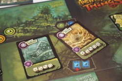 画像ギャラリー No.005のサムネイル画像 / ［SPIEL’14］南アフリカ発の小粋なダイスゲーム「Ancient Terrible Things」を紹介。「インディ・ジョーンズ」ライクな“パルプアドベンチャー”ゲーム