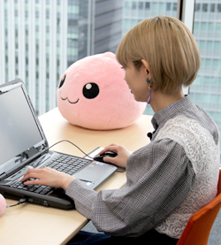 画像ギャラリー No.003のサムネイル画像 / 「ラグナロクオンライン」WebCM撮影現場をレポート。ROガチプレイヤーで有名な最上もがさんがはじめてドラム族に触った反応は?