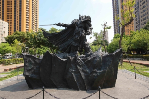 画像ギャラリー No.001のサムネイル画像 / 「ウォークラフト」に登場するキャラ「アーサス」の巨大銅像が台湾に登場