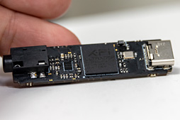 画像ギャラリー No.015のサムネイル画像 / Creative「SXFI AMP」レビュー。最先端のバーチャルサラウンドヘッドフォン技術を採用した「尖りすぎ」なUSBサウンドデバイス