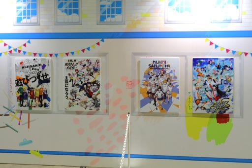 画像ギャラリー No.001のサムネイル画像 / 「にじフェス2026」美術室＆資料室レポート。ライバーの私物，新人たちによるエモ写真展示，会場イチ目立つ月ノ美兎巨大バルーンまで目白押し