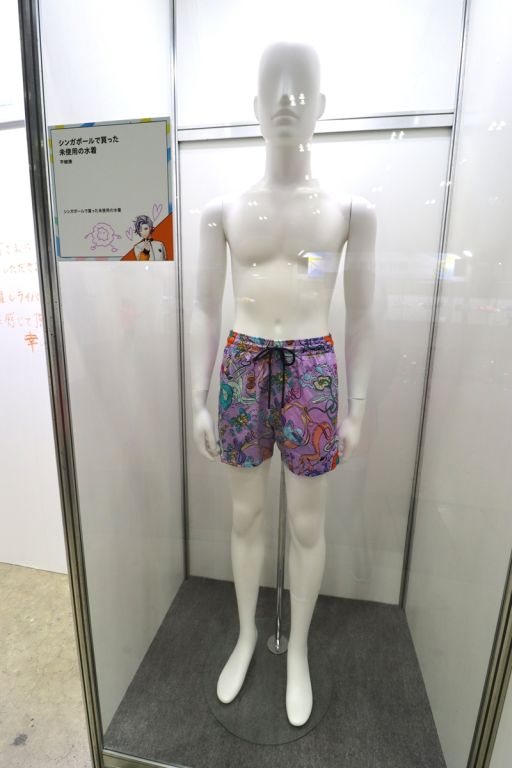 画像ギャラリー No.003のサムネイル画像 / 「にじフェス2026」美術室＆資料室レポート。ライバーの私物，新人たちによるエモ写真展示，会場イチ目立つ月ノ美兎巨大バルーンまで目白押し