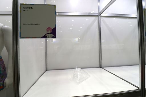 画像ギャラリー No.004のサムネイル画像 / 「にじフェス2026」美術室＆資料室レポート。ライバーの私物，新人たちによるエモ写真展示，会場イチ目立つ月ノ美兎巨大バルーンまで目白押し