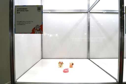 画像ギャラリー No.012のサムネイル画像 / 「にじフェス2026」美術室＆資料室レポート。ライバーの私物，新人たちによるエモ写真展示，会場イチ目立つ月ノ美兎巨大バルーンまで目白押し