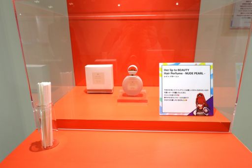 画像ギャラリー No.019のサムネイル画像 / 「にじフェス2026」美術室＆資料室レポート。ライバーの私物，新人たちによるエモ写真展示，会場イチ目立つ月ノ美兎巨大バルーンまで目白押し