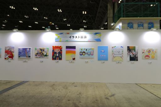画像ギャラリー No.022のサムネイル画像 / 「にじフェス2026」美術室＆資料室レポート。ライバーの私物，新人たちによるエモ写真展示，会場イチ目立つ月ノ美兎巨大バルーンまで目白押し