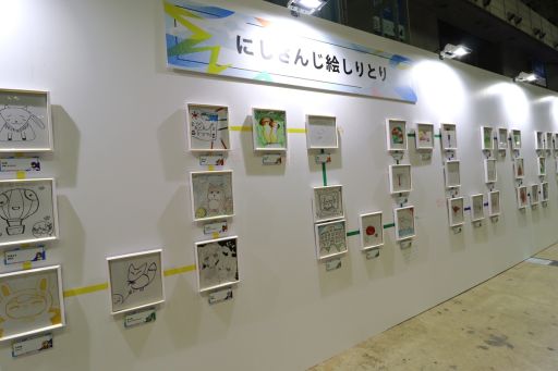 画像ギャラリー No.027のサムネイル画像 / 「にじフェス2026」美術室＆資料室レポート。ライバーの私物，新人たちによるエモ写真展示，会場イチ目立つ月ノ美兎巨大バルーンまで目白押し