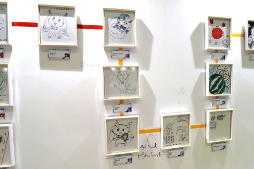 画像ギャラリー No.029のサムネイル画像 / 「にじフェス2026」美術室＆資料室レポート。ライバーの私物，新人たちによるエモ写真展示，会場イチ目立つ月ノ美兎巨大バルーンまで目白押し