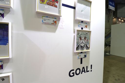 画像ギャラリー No.033のサムネイル画像 / 「にじフェス2026」美術室＆資料室レポート。ライバーの私物，新人たちによるエモ写真展示，会場イチ目立つ月ノ美兎巨大バルーンまで目白押し