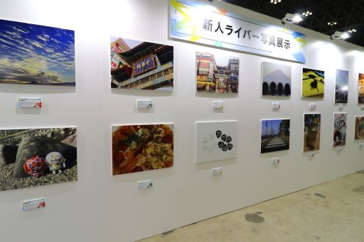 画像ギャラリー No.034のサムネイル画像 / 「にじフェス2026」美術室＆資料室レポート。ライバーの私物，新人たちによるエモ写真展示，会場イチ目立つ月ノ美兎巨大バルーンまで目白押し