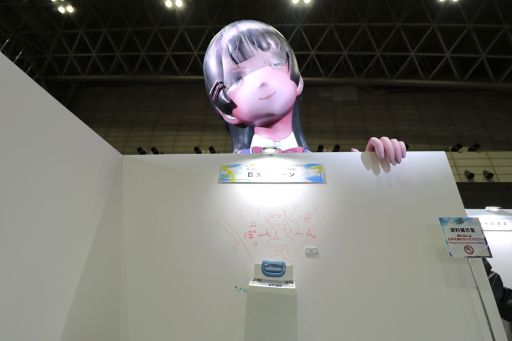 画像ギャラリー No.038のサムネイル画像 / 「にじフェス2026」美術室＆資料室レポート。ライバーの私物，新人たちによるエモ写真展示，会場イチ目立つ月ノ美兎巨大バルーンまで目白押し