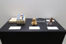 画像ギャラリー No.041のサムネイル画像 / 「にじフェス2026」美術室＆資料室レポート。ライバーの私物，新人たちによるエモ写真展示，会場イチ目立つ月ノ美兎巨大バルーンまで目白押し