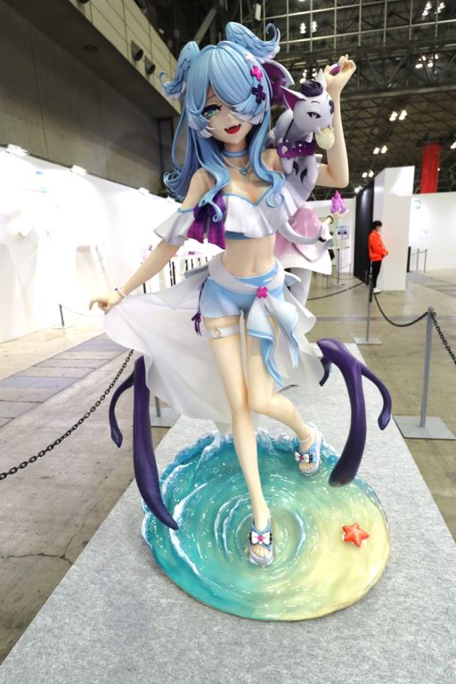 画像ギャラリー No.043のサムネイル画像 / 「にじフェス2026」美術室＆資料室レポート。ライバーの私物，新人たちによるエモ写真展示，会場イチ目立つ月ノ美兎巨大バルーンまで目白押し