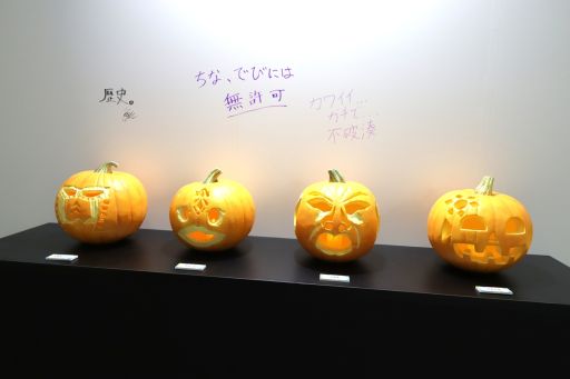 画像ギャラリー No.044のサムネイル画像 / 「にじフェス2026」美術室＆資料室レポート。ライバーの私物，新人たちによるエモ写真展示，会場イチ目立つ月ノ美兎巨大バルーンまで目白押し