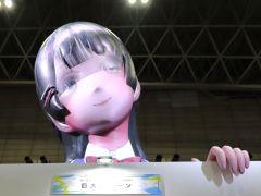 「にじフェス2026」美術室＆資料室レポート。ライバーの私物，新人たちによるエモ写真展示，会場イチ目立つ月ノ美兎巨大バルーンまで目白押し