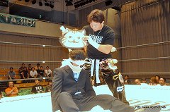 画像ギャラリー No.008のサムネイル画像 / SMASH.19の会場で「信長の野望 Online」×「のぶニャがの野望」“髪切デスマッチ”がついに決着。ニャラキヒロシゲ氏が落ち武者(?)になった断髪式の模様をレポート