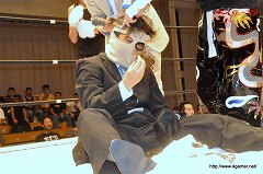 画像ギャラリー No.010のサムネイル画像 / SMASH.19の会場で「信長の野望 Online」×「のぶニャがの野望」“髪切デスマッチ”がついに決着。ニャラキヒロシゲ氏が落ち武者(?)になった断髪式の模様をレポート