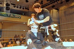 画像ギャラリー No.011のサムネイル画像 / SMASH.19の会場で「信長の野望 Online」×「のぶニャがの野望」“髪切デスマッチ”がついに決着。ニャラキヒロシゲ氏が落ち武者(?)になった断髪式の模様をレポート