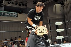画像ギャラリー No.012のサムネイル画像 / SMASH.19の会場で「信長の野望 Online」×「のぶニャがの野望」“髪切デスマッチ”がついに決着。ニャラキヒロシゲ氏が落ち武者(?)になった断髪式の模様をレポート