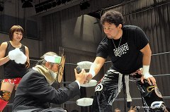 画像ギャラリー No.013のサムネイル画像 / SMASH.19の会場で「信長の野望 Online」×「のぶニャがの野望」“髪切デスマッチ”がついに決着。ニャラキヒロシゲ氏が落ち武者(?)になった断髪式の模様をレポート