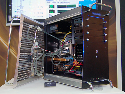 画像ギャラリー No.002のサムネイル画像 / ［COMPUTEX 2008＃20］ファンレス＋液冷と直列ファン冷却仕様，2種類の個性的なPCケースをThermalrightが展示