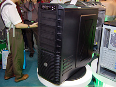 画像ギャラリー No.002のサムネイル画像 / ［COMPUTEX 2008＃26］ゲーマー向けPCケースは「見た目より機能」の時代へ？