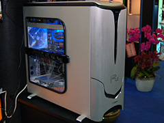 画像ギャラリー No.014のサムネイル画像 / ［COMPUTEX 2008＃26］ゲーマー向けPCケースは「見た目より機能」の時代へ？