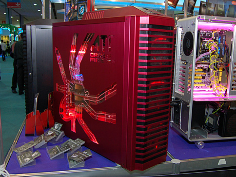 画像ギャラリー No.001のサムネイル画像 / CrossFireXロゴ入り。ATI＆Spider仕様の赤いPCケースをLian Liが国内発売