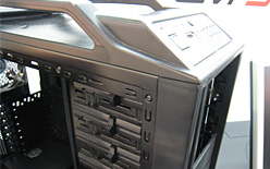 画像ギャラリー No.006のサムネイル画像 / Cooler Master,防滴仕様のゲーマー向けPCケース「CM Storm Scout」をCeBIT 2009で公開