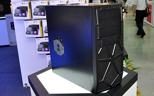 画像ギャラリー No.002のサムネイル画像 / ［COMPUTEX］Antec，59ドルのエントリーゲーマー向けPCケース「Two Hundred」