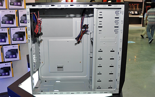 画像ギャラリー No.003のサムネイル画像 / ［COMPUTEX］Antec，59ドルのエントリーゲーマー向けPCケース「Two Hundred」