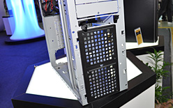 画像ギャラリー No.008のサムネイル画像 / ［COMPUTEX］Antec，59ドルのエントリーゲーマー向けPCケース「Two Hundred」