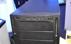 画像ギャラリー No.012のサムネイル画像 / ［COMPUTEX］Antec，59ドルのエントリーゲーマー向けPCケース「Two Hundred」