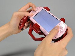 画像ギャラリー No.010のサムネイル画像 / 「モンハン持ち+1」スキルの効果アリ。「モンハン工学」に基づいたというPSP用グリップを試してみた