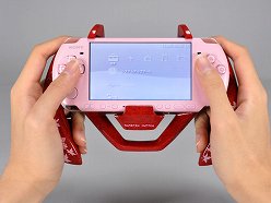 画像ギャラリー No.017のサムネイル画像 / 「モンハン持ち+1」スキルの効果アリ。「モンハン工学」に基づいたというPSP用グリップを試してみた