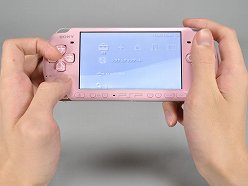 画像ギャラリー No.020のサムネイル画像 / 「モンハン持ち+1」スキルの効果アリ。「モンハン工学」に基づいたというPSP用グリップを試してみた