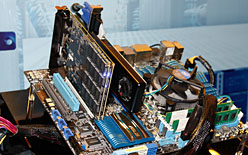 画像ギャラリー No.018のサムネイル画像 / ［COMPUTEX］OCZ，プラットフォームもOSも問わないSSD＋HDDのハイブリッド製品「Revo Hybrid」を発表
