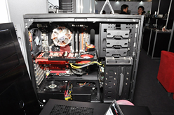 画像ギャラリー No.026のサムネイル画像 / ［COMPUTEX］SilverStoneは今年もPCケースの新作を大量展示。2スロット仕様のカード×6を搭載可能な大型タワーや，拡張性重視のデスクトップなど