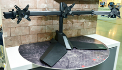 画像ギャラリー No.002のサムネイル画像 / XFXブランドの3画面ディスプレイスタンド「XFX Triple Display Monitor Stand」を組み立ててみた