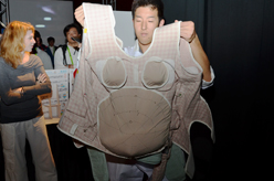 画像ギャラリー No.008のサムネイル画像 / ［SIGGRAPH］「Emerging Technologies」展示セクションレポート（2） 男性でも妊娠体験ができるシミュレータが登場