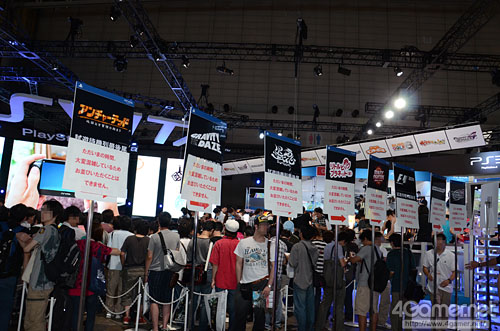 画像ギャラリー No.003のサムネイル画像 / ［TGS 2011］一般日開幕15分で全タイトル入場規制！ PS Vitaを体験するには相当な覚悟が必要だ