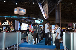 画像ギャラリー No.008のサムネイル画像 / ［TGS 2011］一般日開幕15分で全タイトル入場規制！ PS Vitaを体験するには相当な覚悟が必要だ